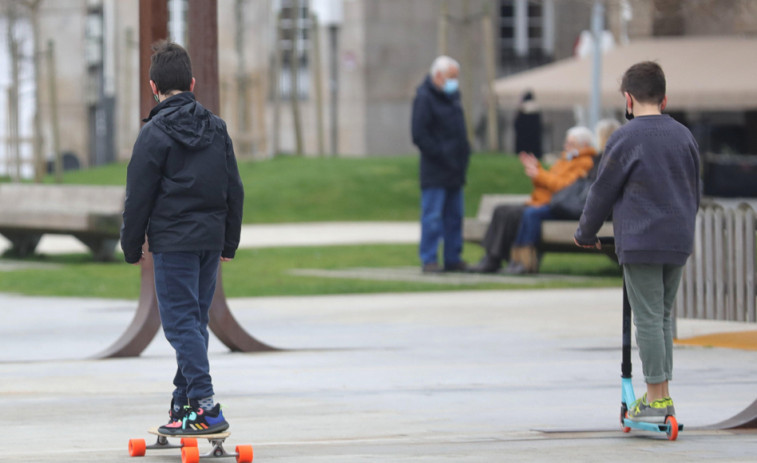 Los niños disfrutan de sus regalos de Reyes en parques y plazas pese a la bajada de  las temperaturas