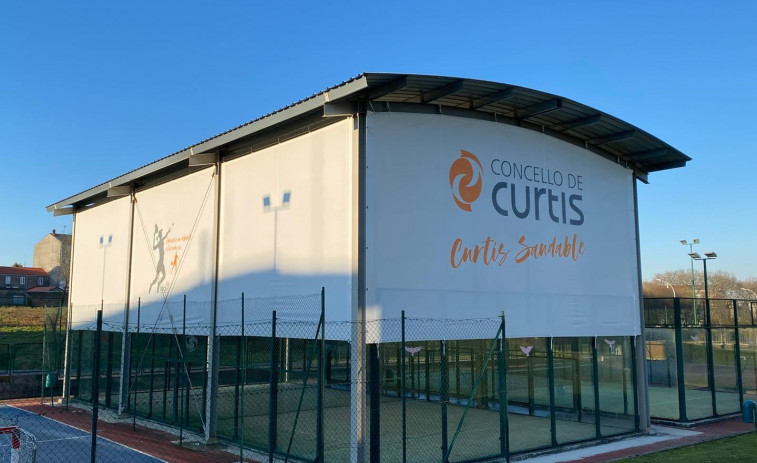 Curtis invierte 820.000 euros en las mejoras  de la red viaria rural e instalaciones deportivas