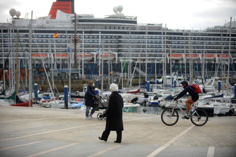 El crucero “Queen Elizabeth” atraca en el puerto coruñés por segunda vez esta semana