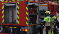 Los Bomberos extinguen un fuego que se declaró  en un retrete portátil en una obra de A Falperra