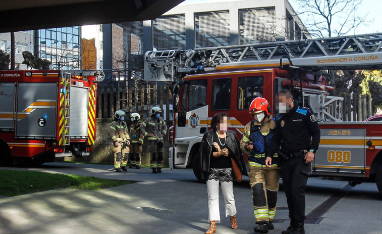 Un vecino se intoxica al salvar a una nonagenaria de un incendio