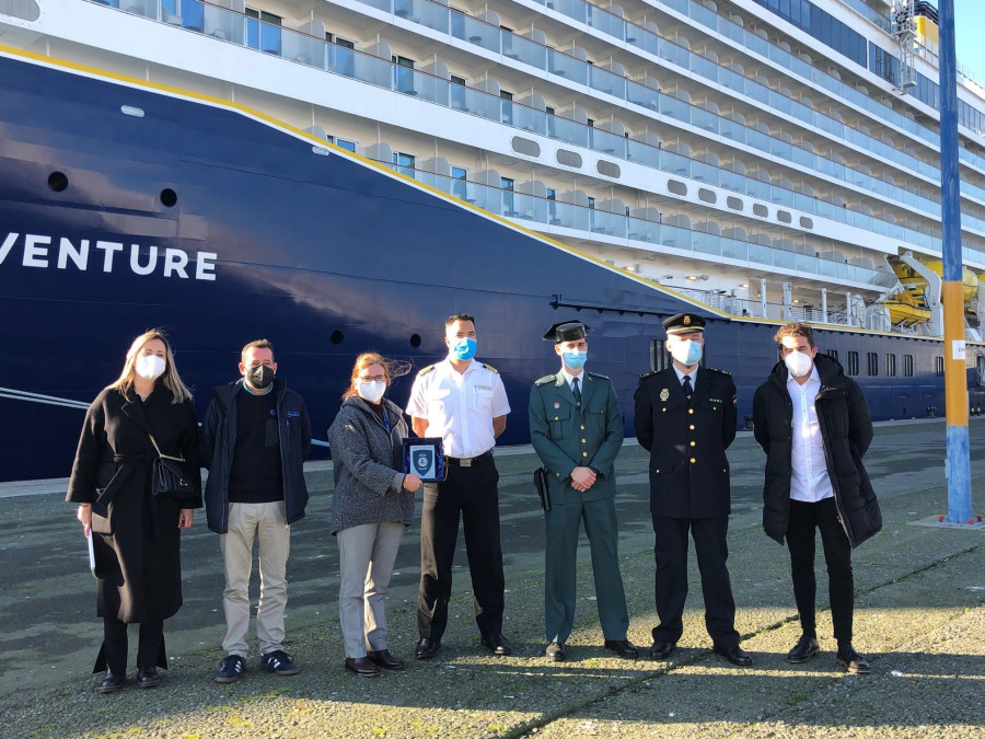 El “Spirit of Adventure” hizo su primera escala en A Coruña con más de mil personas a bordo