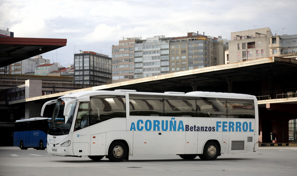 Un autobús que une A Coruña y Ferrol