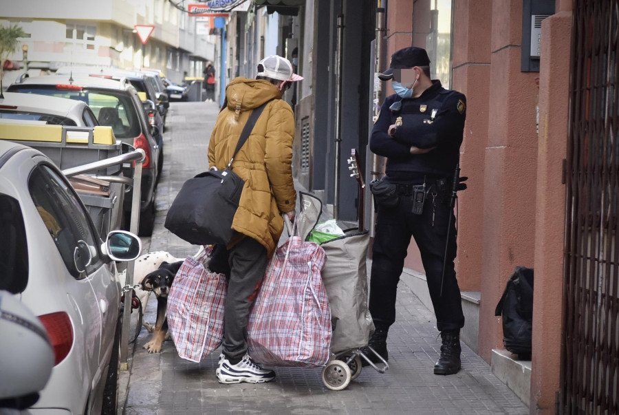 Agentes de la Policía Nacional realizan una redada en la Sagrada Familia y desalojan un piso con okupas