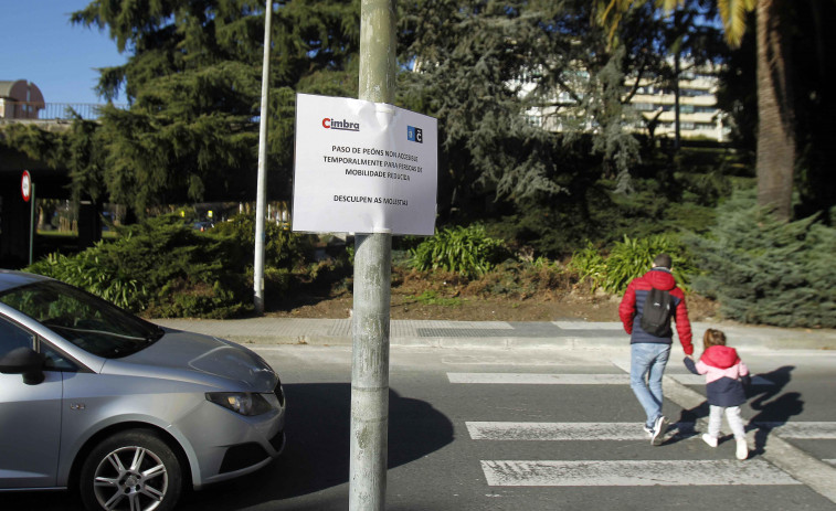 Los vecinos de Elviña denuncian problemas de accesibilidad en dos pasos de peatones del barrio