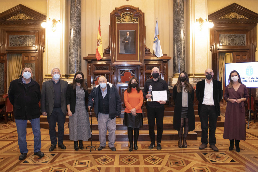 La alcaldesa de A Coruña reivindica el "debate constructivo" del periodismo en la entrega del Premio Pérez Lugín