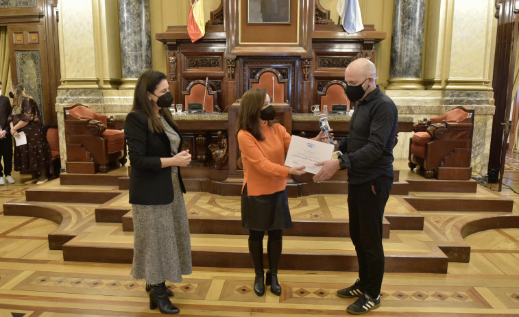 El fotoperiodista Javier Quintana recibe su segundo Pérez Lugín por “Los extranjeros”