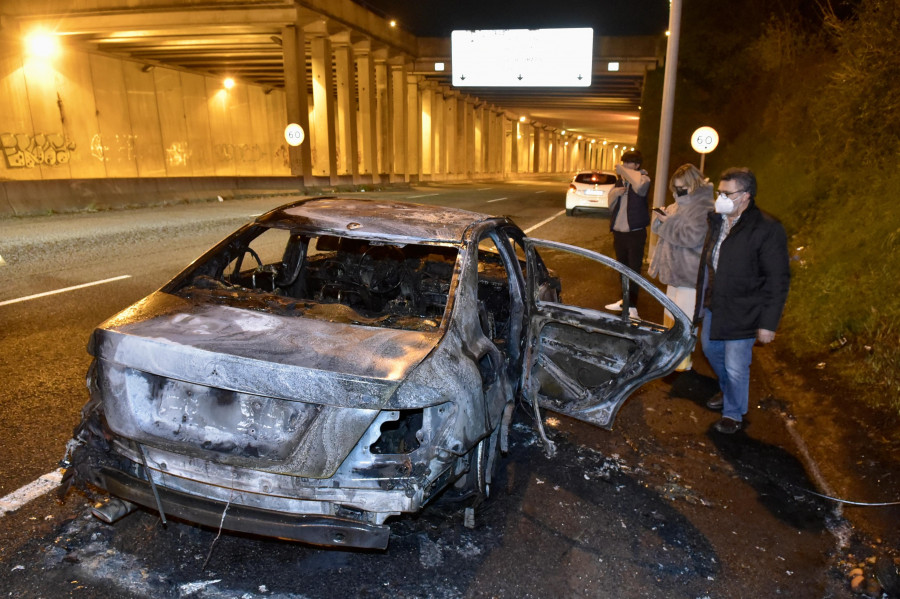 Un fuego calcina un Mercedes en la Tercera Ronda