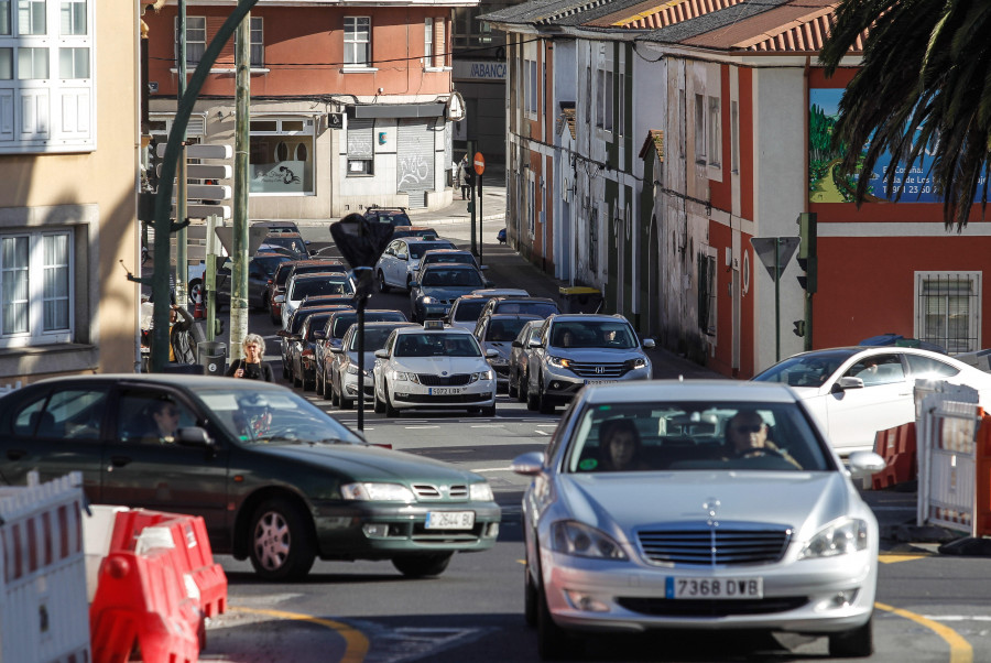 Los trabajos de canalización en la glorieta con la avenida de Arteixo estrangulan la ronda de Nelle