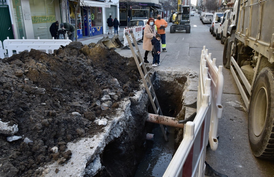 Un hundimiento inminente obliga a cortar la avenida de Os Mallos