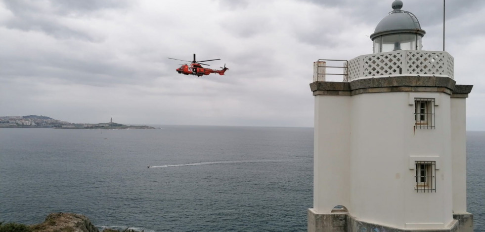 Buscan por tierra, mar y aire a una mujer desaparecida en el entorno del faro de Mera