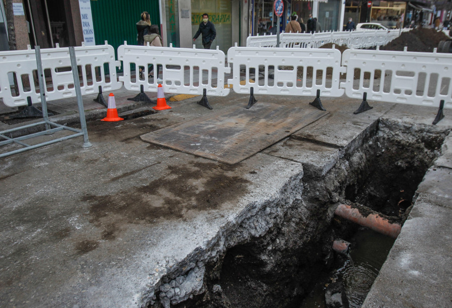 Amplían la zanja de la avenida de Os Mallos para continuar la reparación subterránea