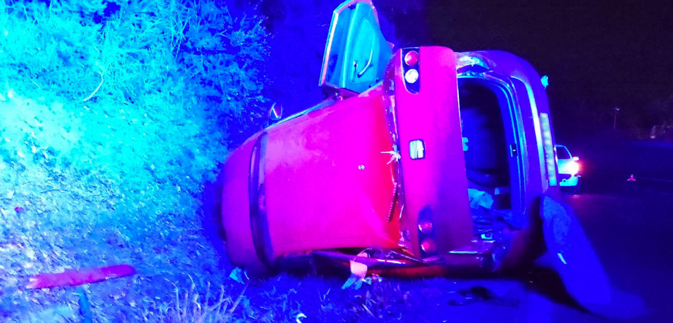 Dos jóvenes resultan heridos al dar varias vueltas de campana el coche en el que circulaban por la N-VI en Bergondo