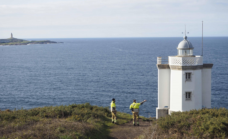 Continúa el operativo para tratar de encontrar a la desaparecida en el entorno del faro de Mera