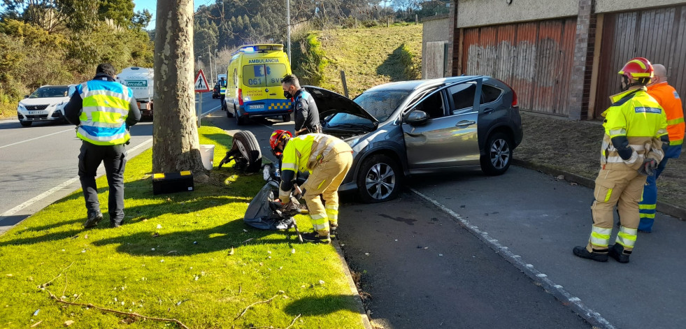 Un conductor resulta herido leve tras estrellarse contra un árbol en Bastiagueiro