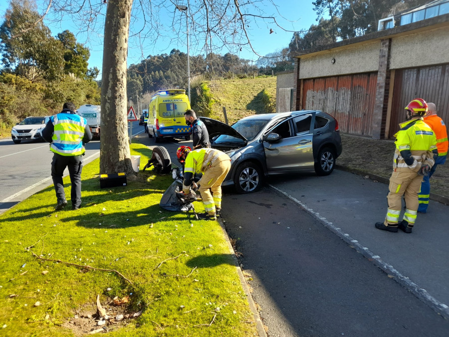 Un conductor resulta herido leve tras estrellarse contra un árbol en Bastiagueiro