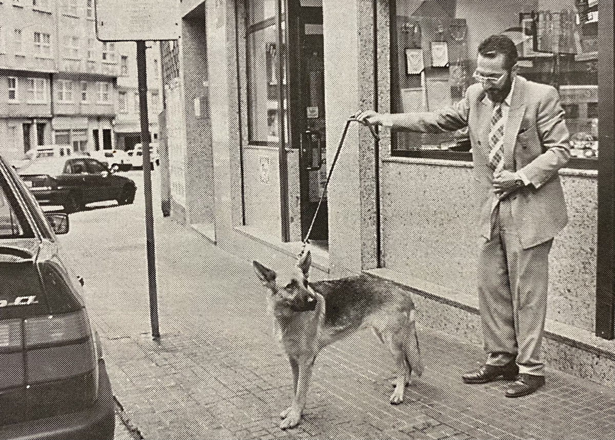 Un hombre con un perro 1997