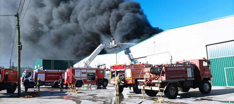 Arde una nave industrial de almacenaje de aceites usados en Santa Comba