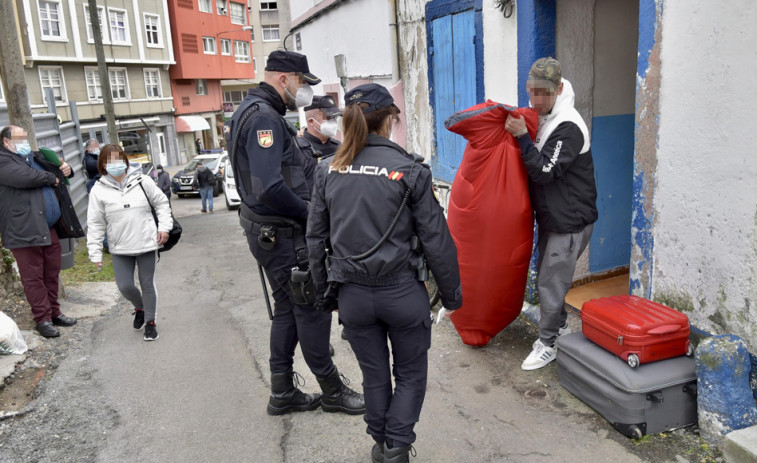 La Policía Nacional desaloja una de las tres casas okupadas en una sola calle de  la zona de Peruleiro