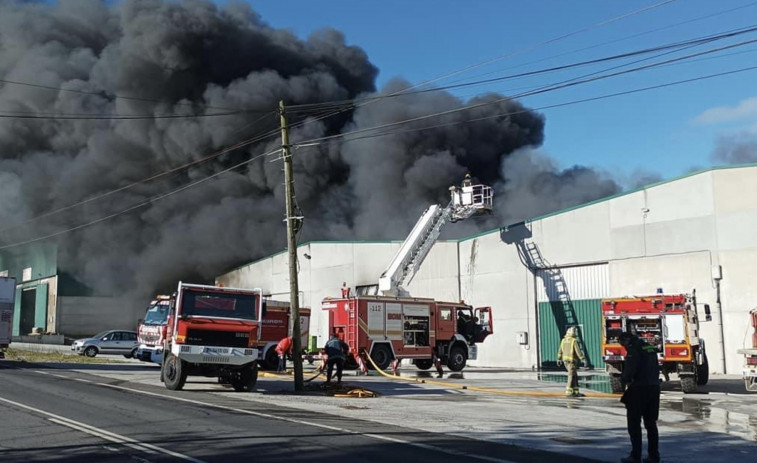 Continúa la vigilancia de la nave incendiada en Santa Comba, por los pequeños focos aún activos y el riesgo de derrumbe