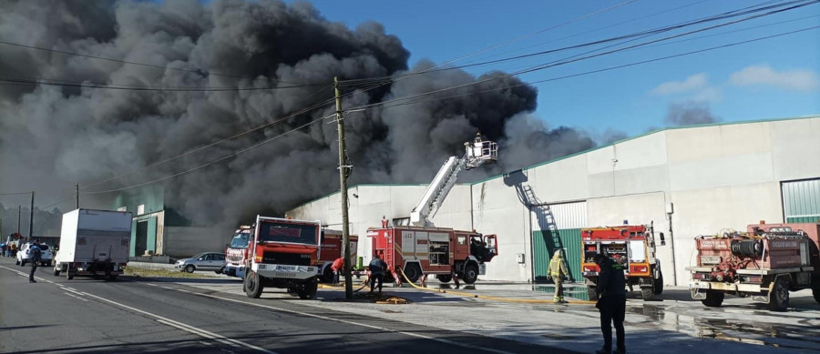 Continúa la vigilancia de la nave incendiada en Santa Comba, por los pequeños focos aún activos y el riesgo de derrumbe