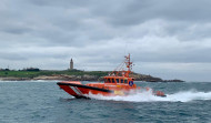 Salvamento Marítimo reflota un pesquero que quedó varado cerca de la Torre de Hércules