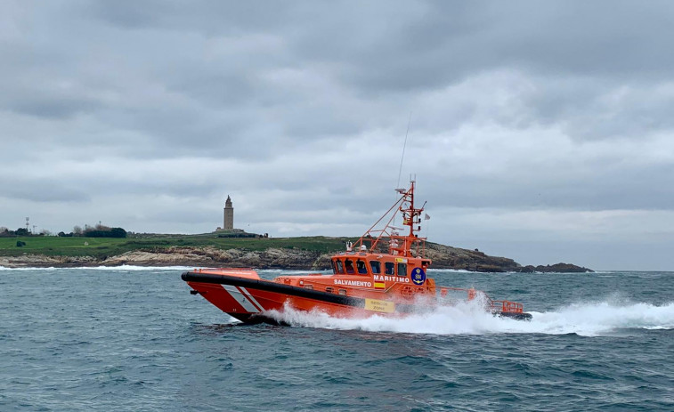 Remolcado un pesquero con tres tripulantes al puerto de A Coruña por una avería en el motor