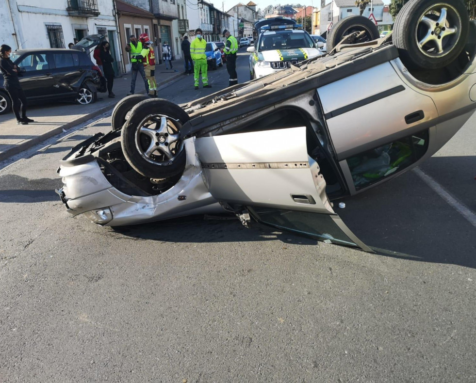 Un vehículo se sale de la vía, vuelca y colisiona contra otros dos coches aparcados en Guísamo