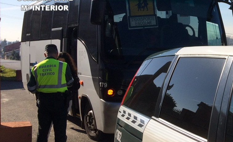 Investigan a un conductor de bus escolar en Ordes y a su hermana por manipular los datos del tacógrafo