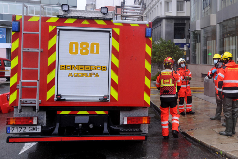 Los bomberos remolcan un camión atrapado en el túnel de Juana de Vega