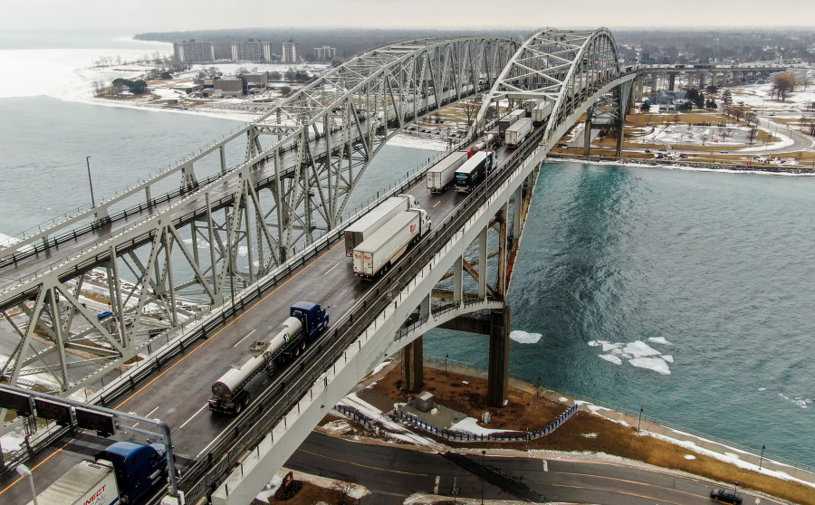 La Policía despeja el puente Ambassador, que une Canadá y Estados Unidos, de antivacunas