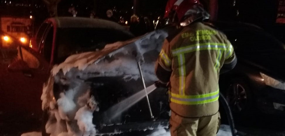 Arde un vehículo estacionado delante del Mercado de Perillo