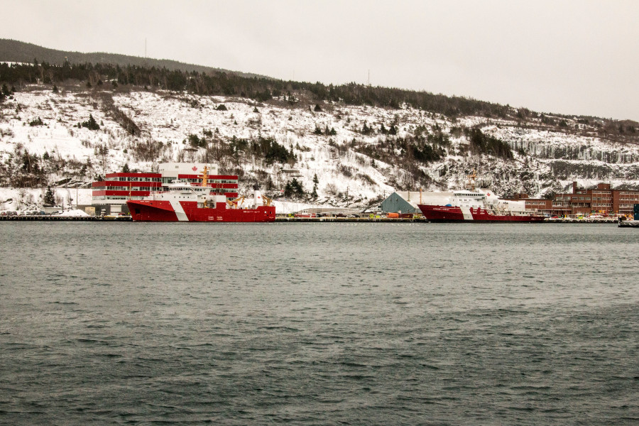 Llega al puerto de Terranova el barco canadiense que transporta a dos fallecidos del 'Villa de Pitanxo'