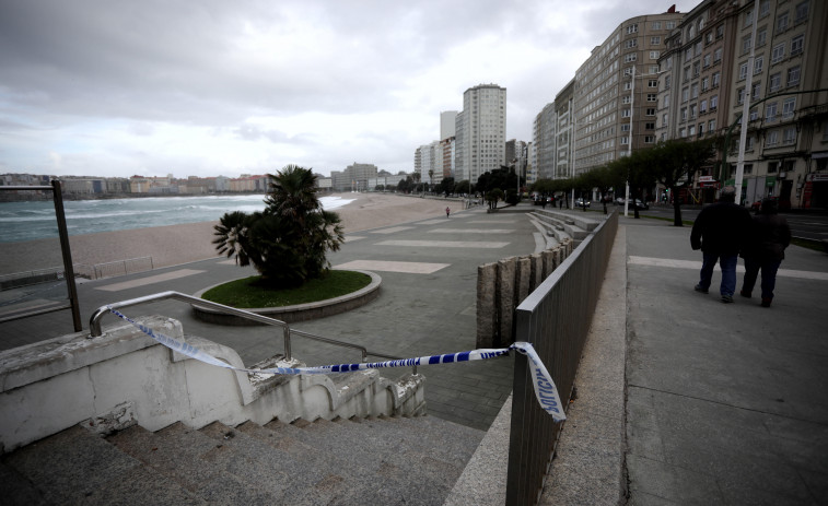 La alerta naranja en el litoral obliga al Ayuntamiento a precintar los arenales urbanos