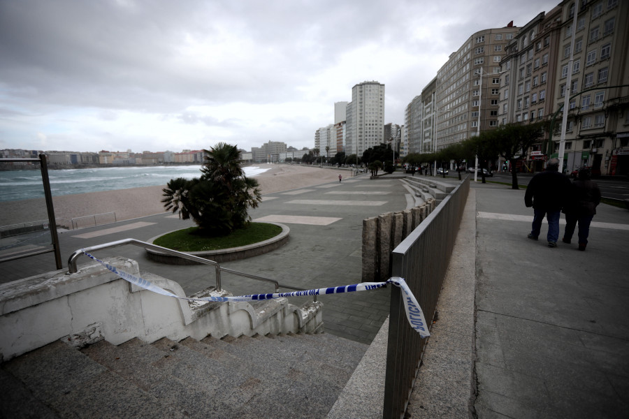 La alerta naranja en el litoral obliga al Ayuntamiento a precintar los arenales urbanos