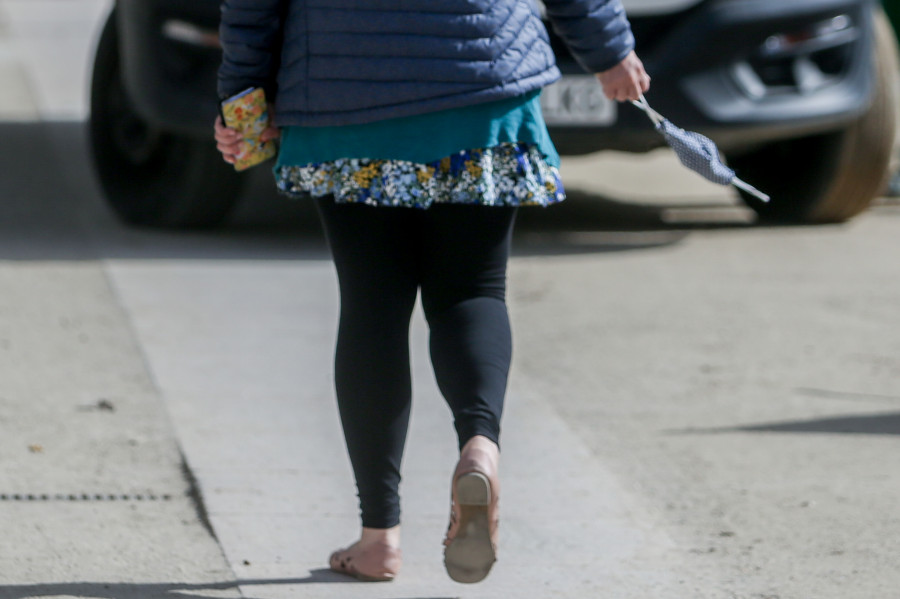 Las mayoría de las comunidades piden prudencia para eliminar las mascarillas en interiores