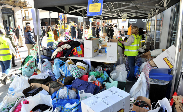 Los coruñeses se vuelcan con los refugiados y llenan un camión con ropa y alimentos para Ucrania