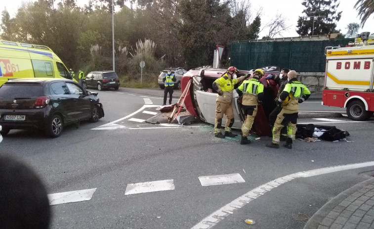 Atrapado en su vehículo tras chocar en Oleiros