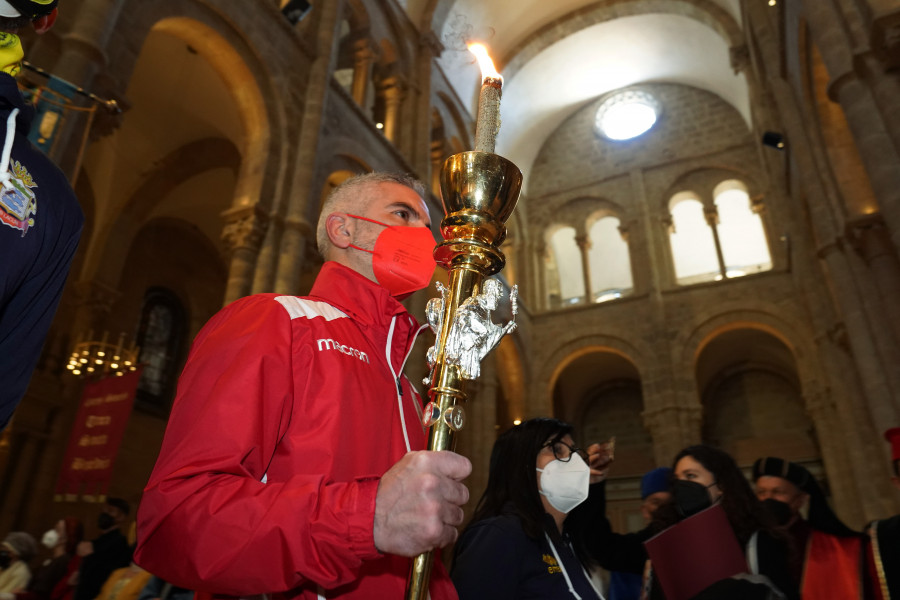 La Antorcha Benedictina arde en la Catedral de Santiago para pedir la paz en Europa