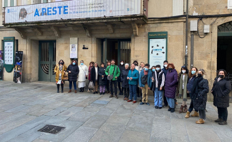 Un grupo de vecinos participa en los viajes del Centro Dramático Galego y asiste a la producción “A Peste”