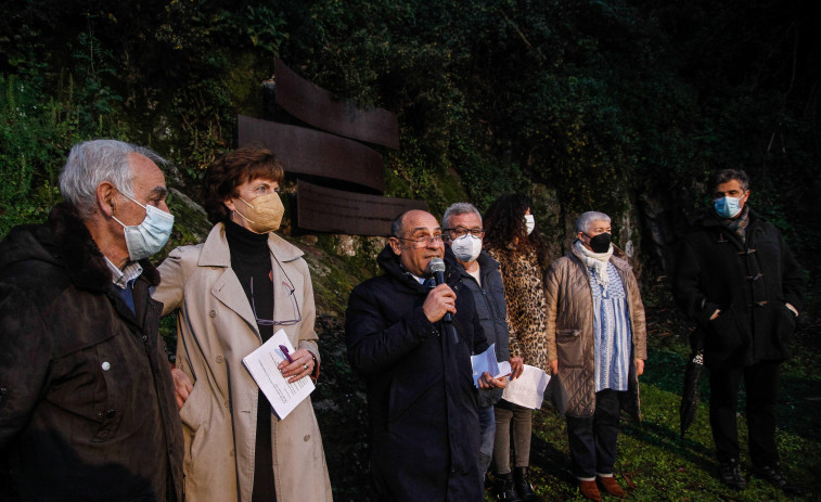 El Memorial de Oza, homenaje a los luchadores antifascistas de la Guerra Civil, estrena iluminación