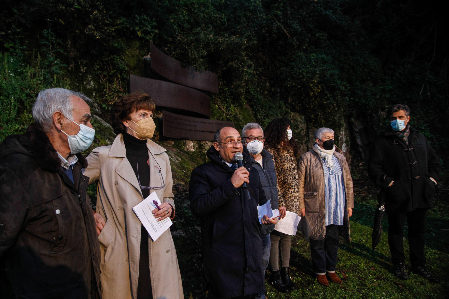 El Memorial de Oza, homenaje a los luchadores antifascistas de la Guerra Civil, estrena iluminación