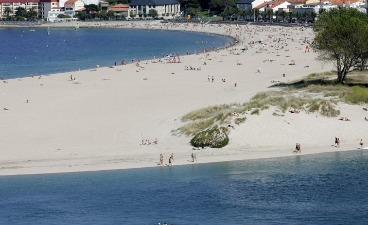 La Diputación de A Coruña destina 900.000 euros a la limpieza de arenales este verano