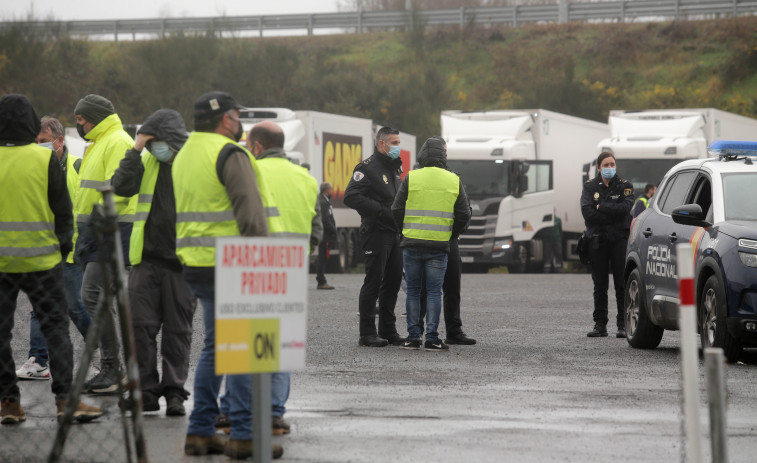 Vías cortadas y desabastecimientos en la tercera jornada de paro del transporte en Galicia