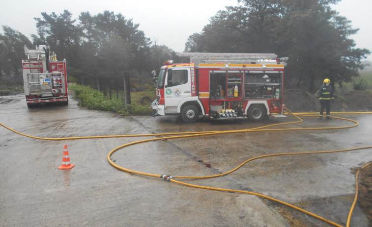 Herido un joven en un accidente en Negreira tras el que el coché se incendió