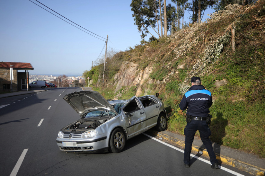 Herido muy grave un conductor que se precipitó por un terraplén de A Zapateira de cuatro metros de alto