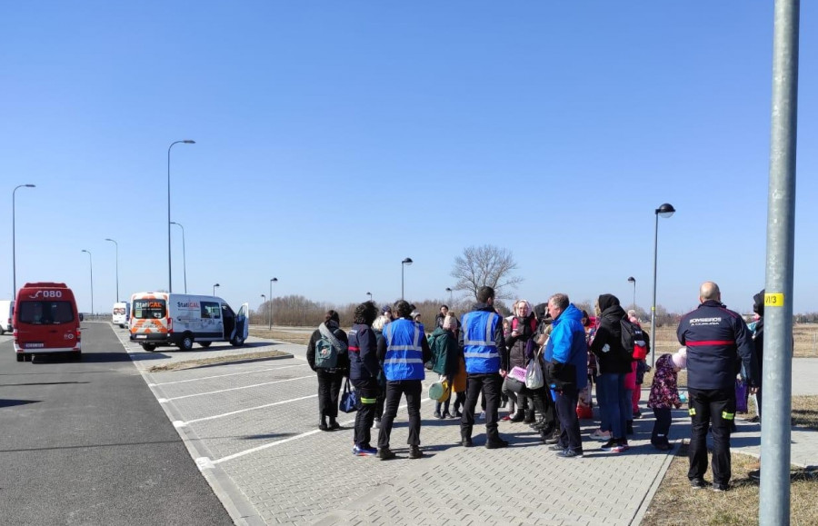 Refugiados de la guerra de Ucrania ya están de camino a la ciudad con bomberos y policías locales