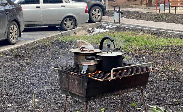 Beber agua de lluvia y comer palomas callejeras, la vida cercada de Mariúpol