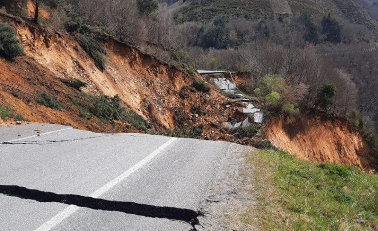 Se hunde un tramo de la carretera LU-651, que une Folgoso do Courel con Quiroga