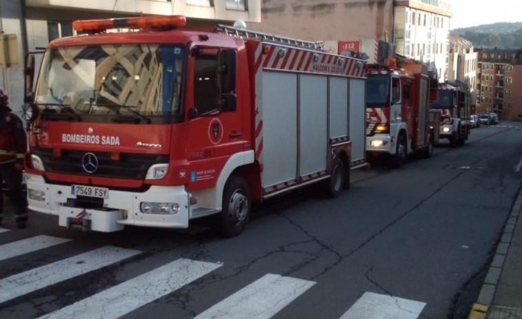 Un incendio en un transformador deja sin luz a un vecindario de Sada, pero no hubo heridos